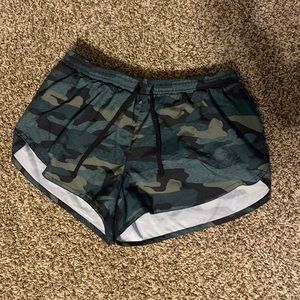 Old navy active Camo shorts size small.